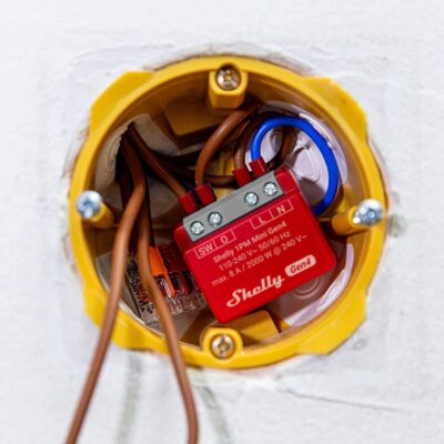 Module relais intelligent multiprotocoles compatible Matter Shelly 1PM Mini Gen4 avec mesure de puissance, Wi-Fi, Bluetooth et Zigbee 3.0 pour automatisation domotique compacte