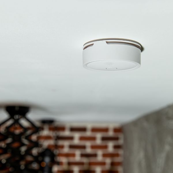 Capteur de fumée connecté Wi-Fi Shelly Shelly Plus Smoke pour détection d’incendie, alarme sonore et alertes de sécurité domestique